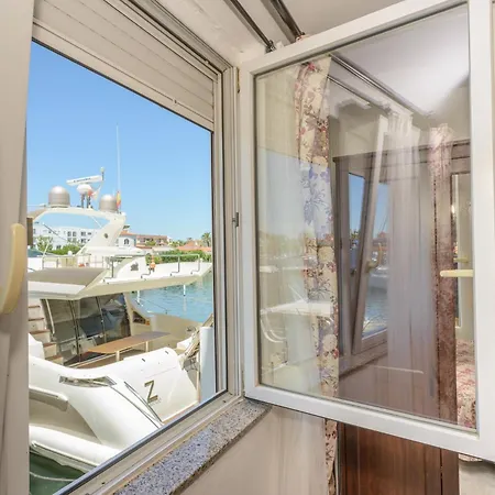 Port 27 Apartment *
