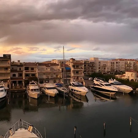 Apartment Port 27